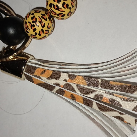 Cheetah printed wristlet keychain with tassel - Picture 3 of 3